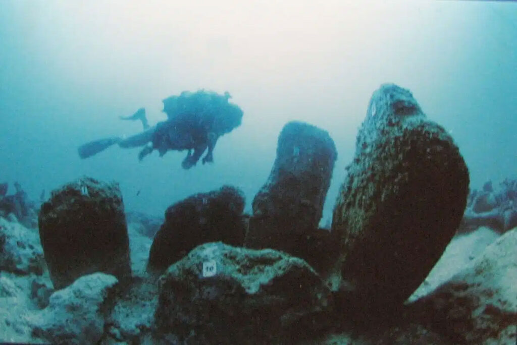 海底に沈んだ新石器時代の遺跡を調査する様子