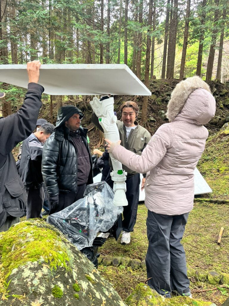 『Saving Shuli-san』の撮影現場。「たくさんのスタッフが協力してつくるもの」というラエルさんの言葉が裏付けられます。