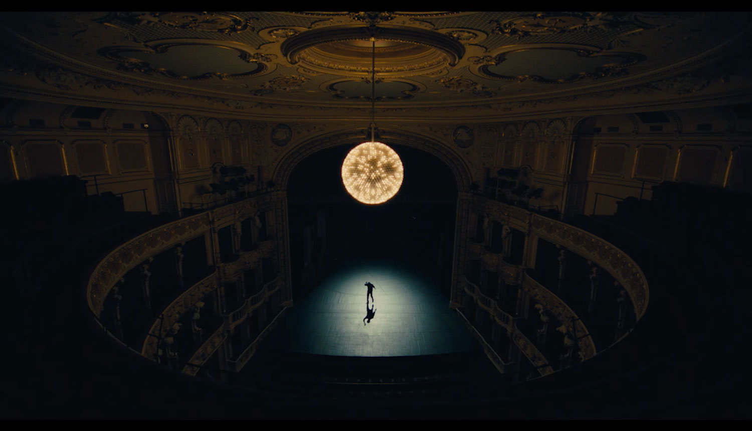 『The Performance』の印象的なワンシーン。