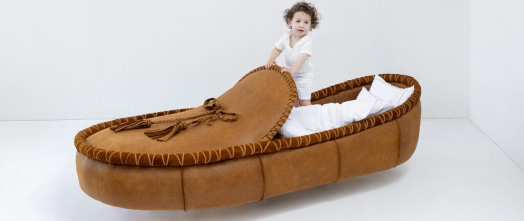靴をかたどった大型ベッドのアート作品