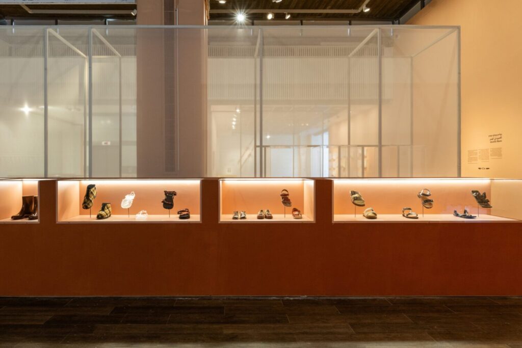 「靴の物語」展の会場に並ぶ靴