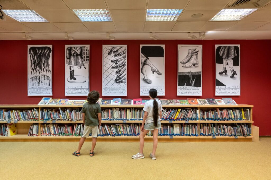 「靴の物語」展の児童向け展示スペースと靴をテーマにしたイラスト作品
