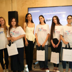 AI時代の女子学生たち　イスラエル発“デジタルスタイリスト”誕生
