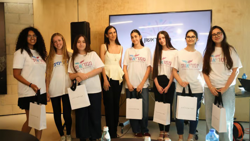 AI時代の女子学生たち　イスラエル発“デジタルスタイリスト”誕生