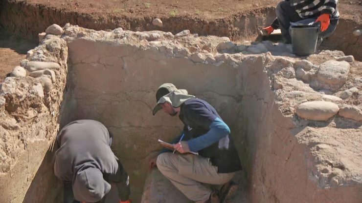 発掘作業によって姿を現した古代のミクヴェ(Photo:エミル・エルジャム/イスラエル考古学庁)