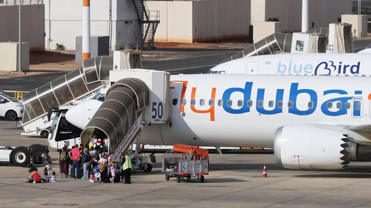 空港で駐機中のフライドバイ航空機と搭乗風景