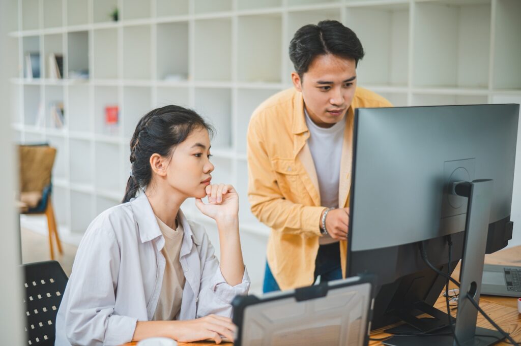 Base Codeを活用したAI開発支援の共同作業を行うプロダクトチームのイメージ