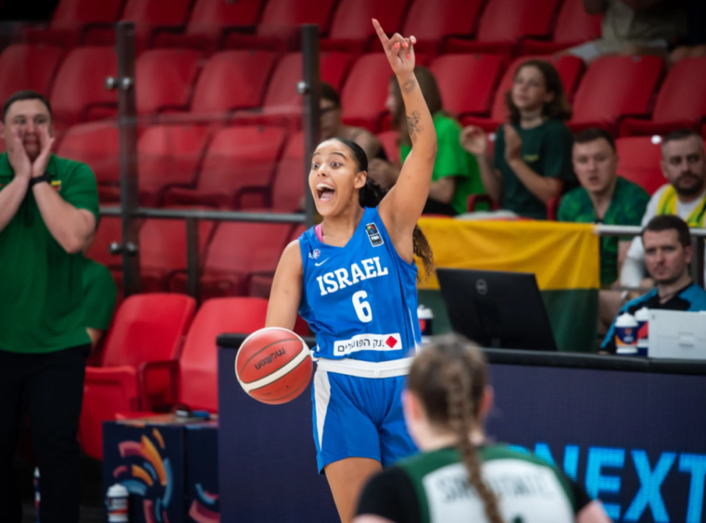 イスラエル女子バスケットボール代表の選手が試合中に味方へ指示を送る様子